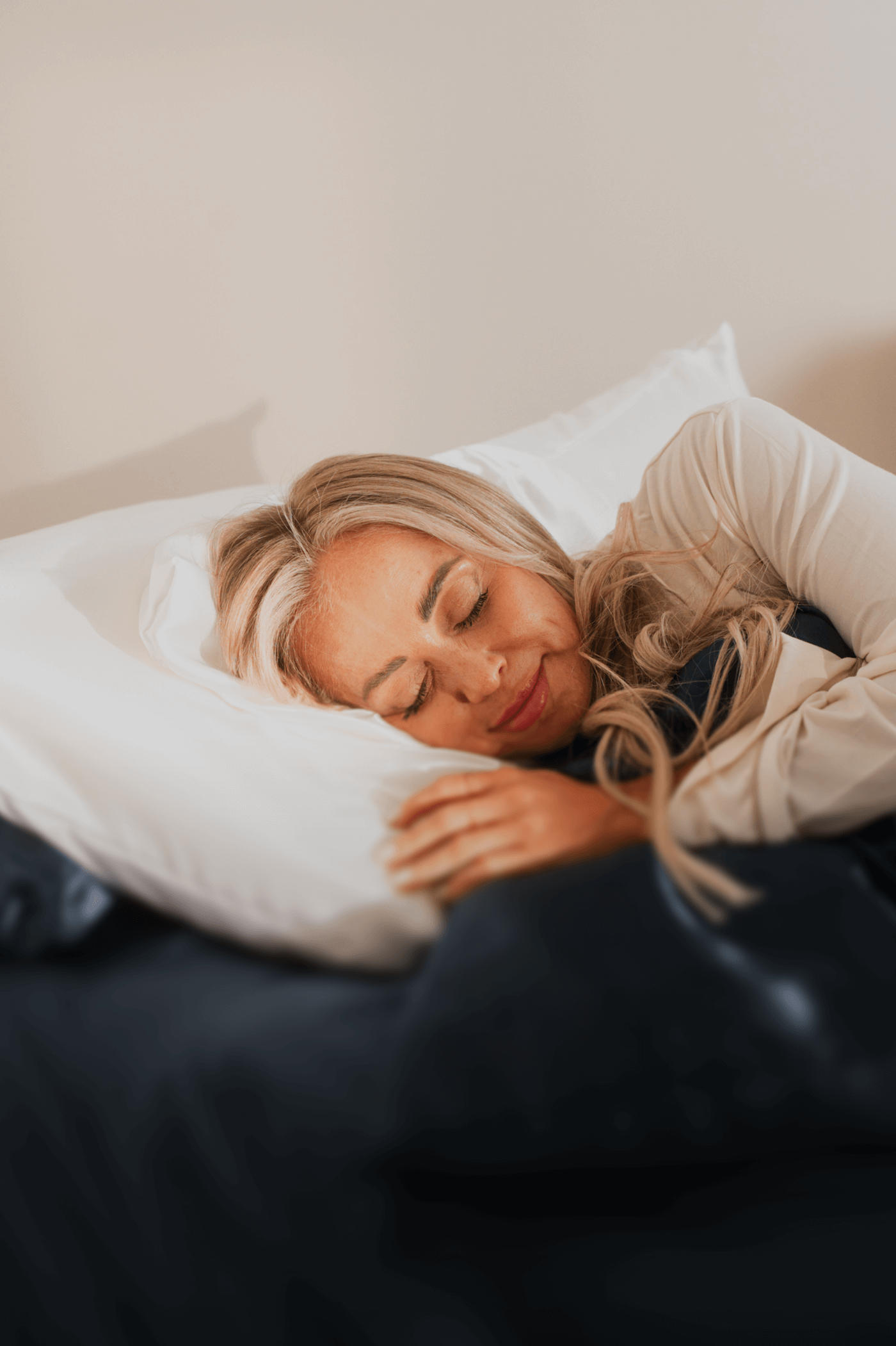 Blonde Frau liegt mit ihrem Kopf auf dem Loonéra Glow Cover